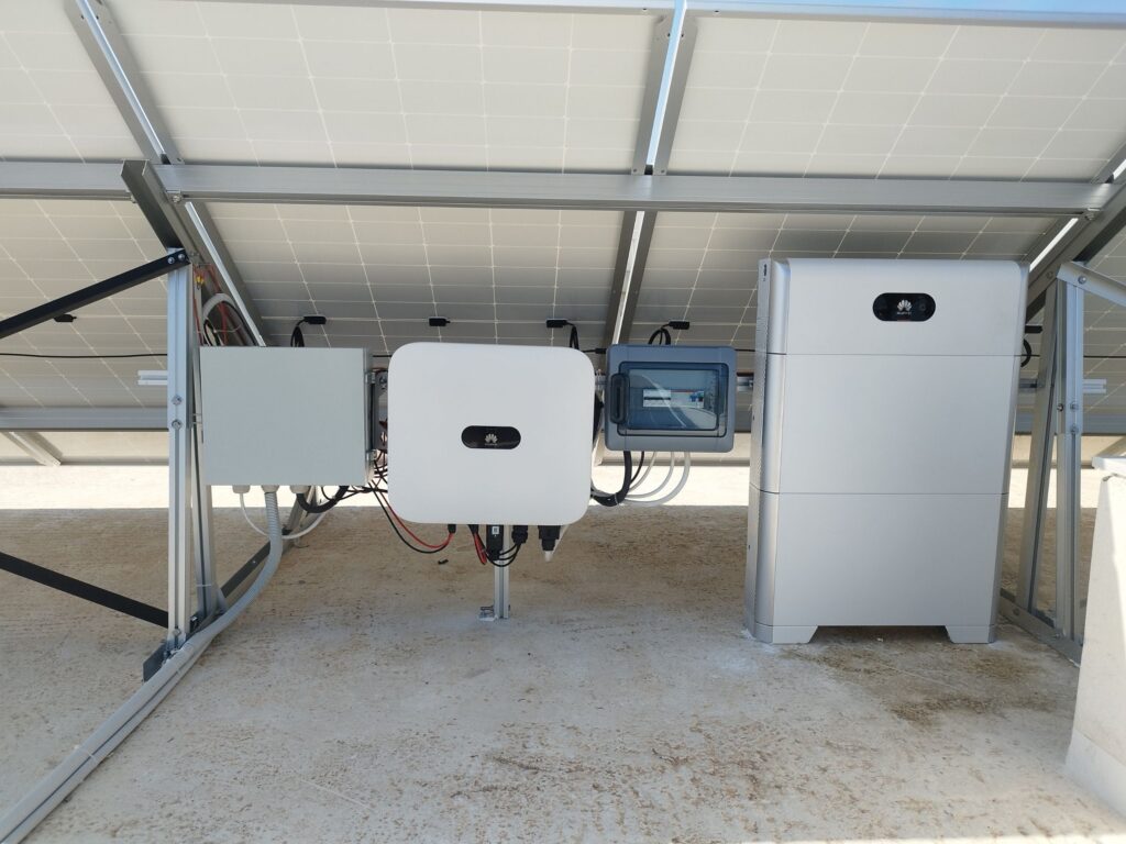 fotovoltaiko-net-metering-ischyos-4-95kwp-me-mpataria-10kwh-huawei-monokatoikia-agios-georgios-korinthoy_3