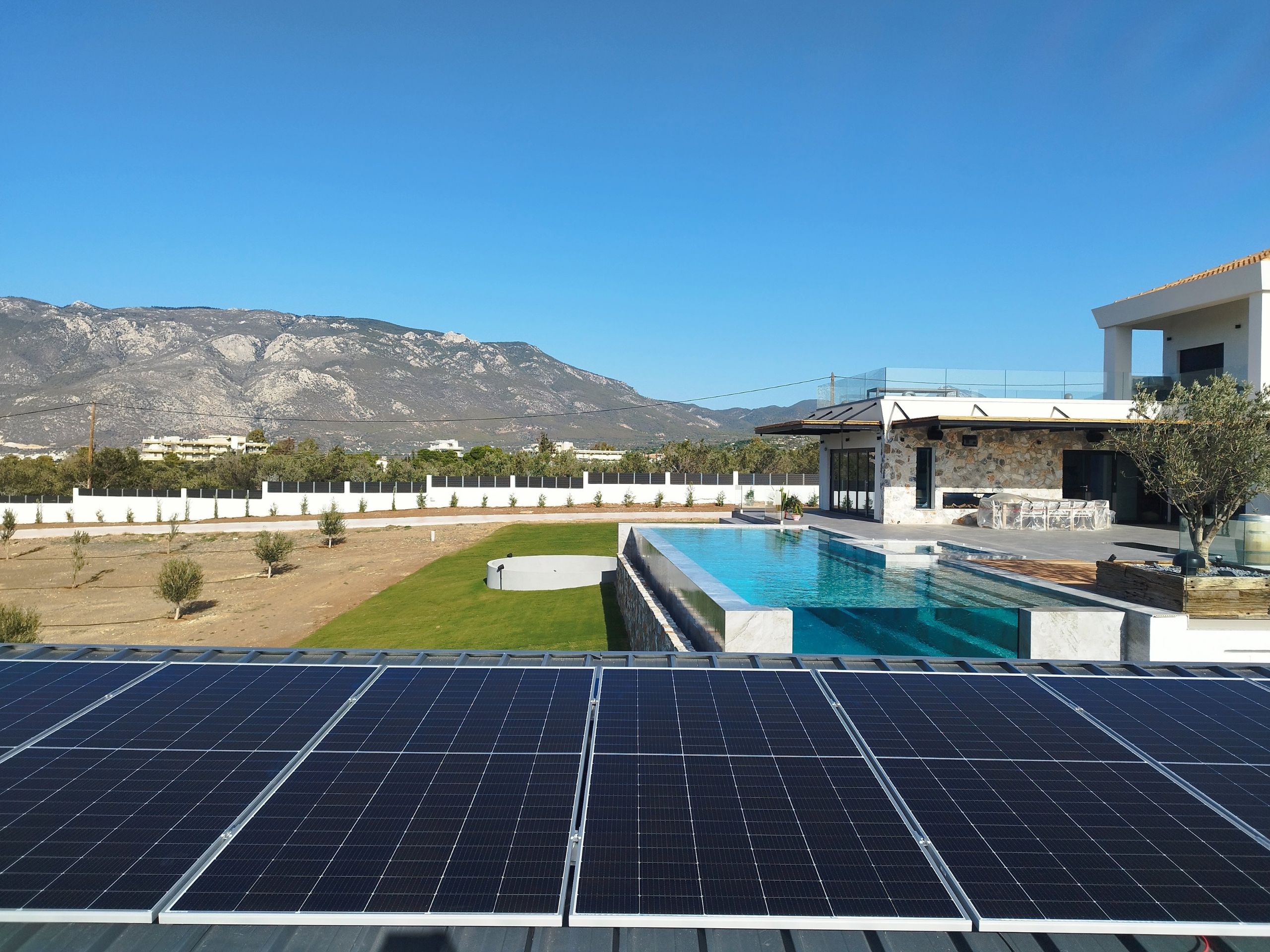 fotovoltaiko-20-52kw-me-mpataria-solax-32-4kwh-zero-feed-in-monokatoikia-loytraki_2