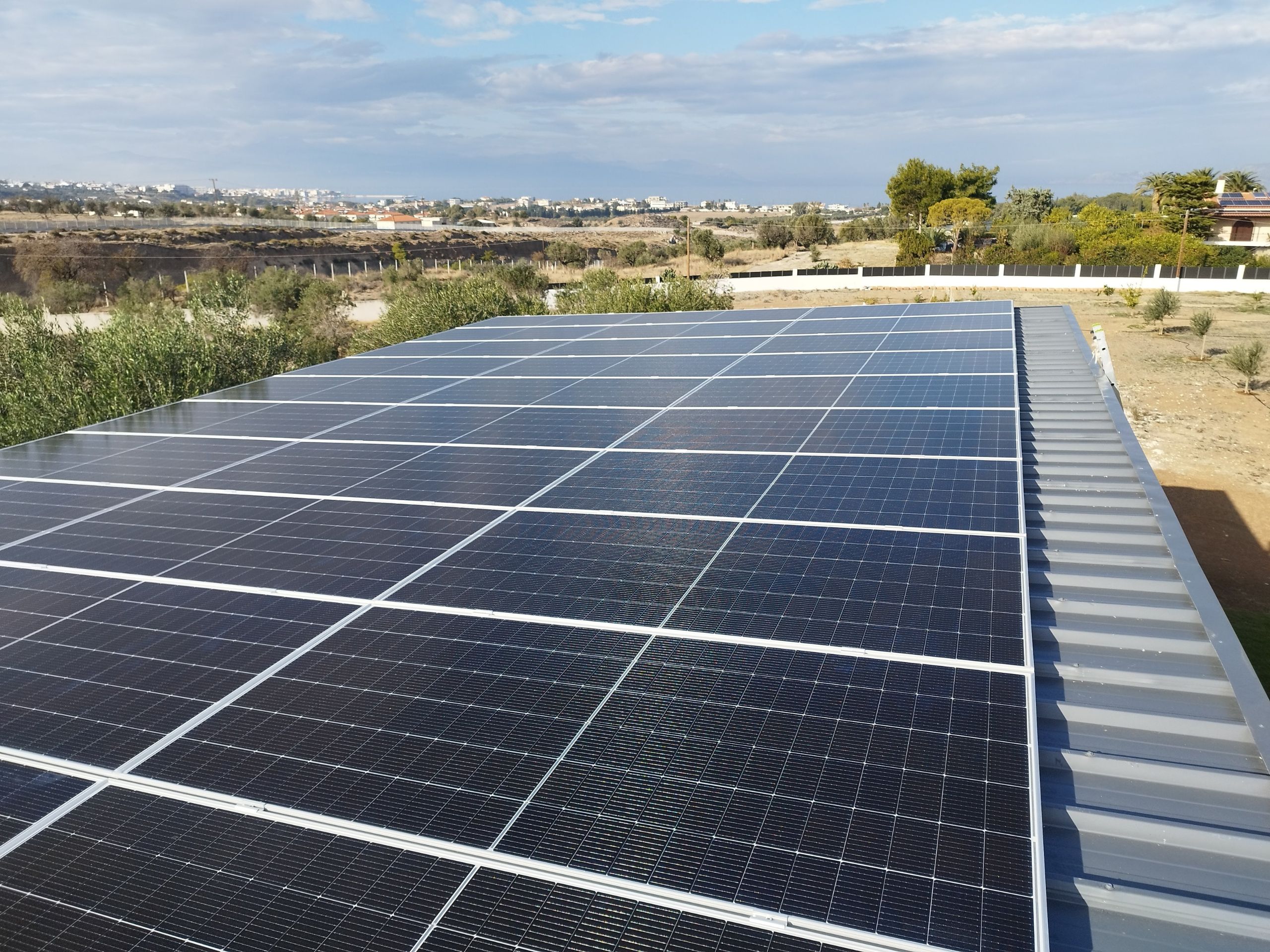 fotovoltaiko-20-52kw-me-mpataria-solax-32-4kwh-zero-feed-in-monokatoikia-loytraki_3