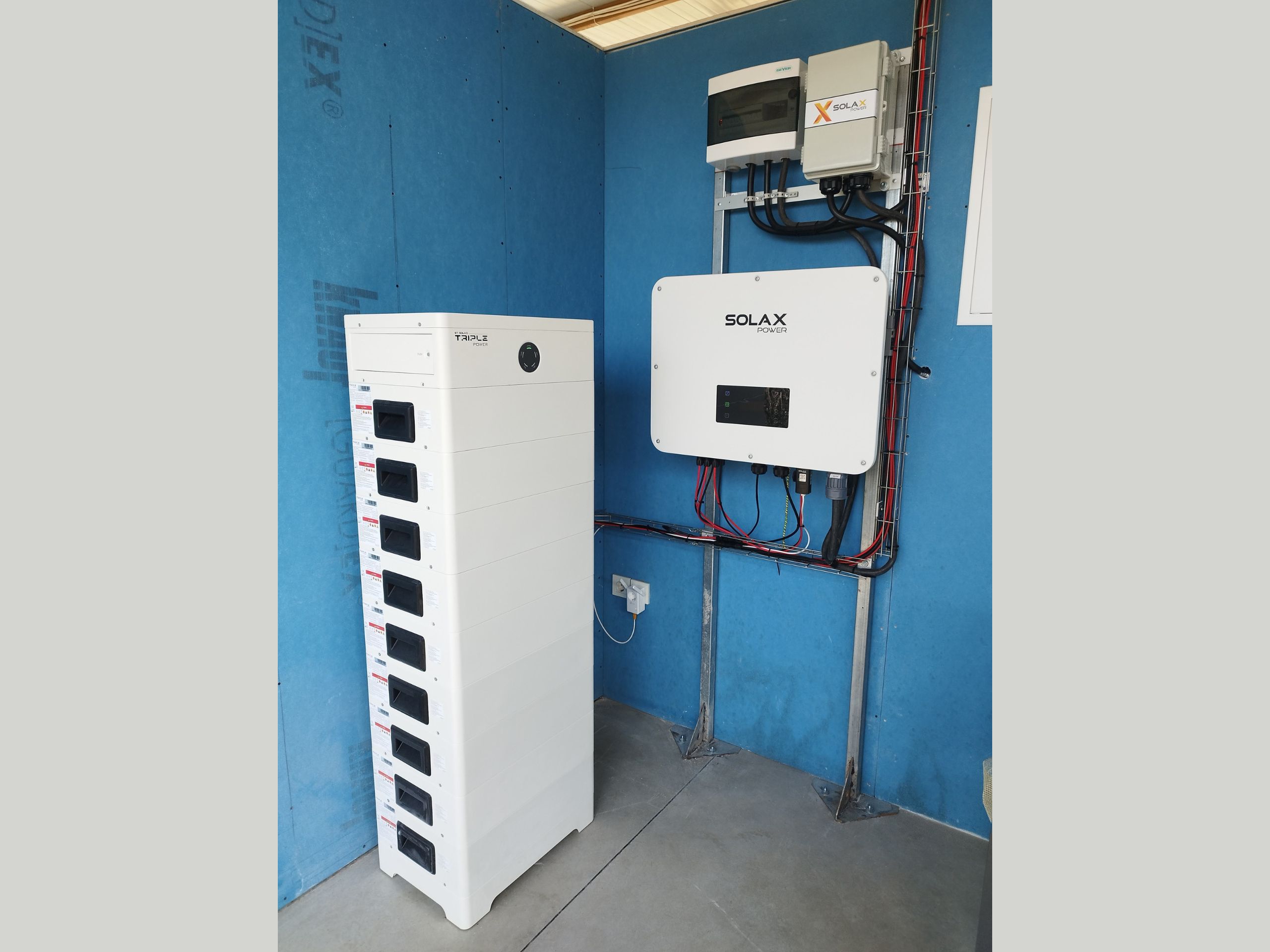 fotovoltaiko-20-52kw-me-mpataria-solax-32-4kwh-zero-feed-in-monokatoikia-loytraki_5