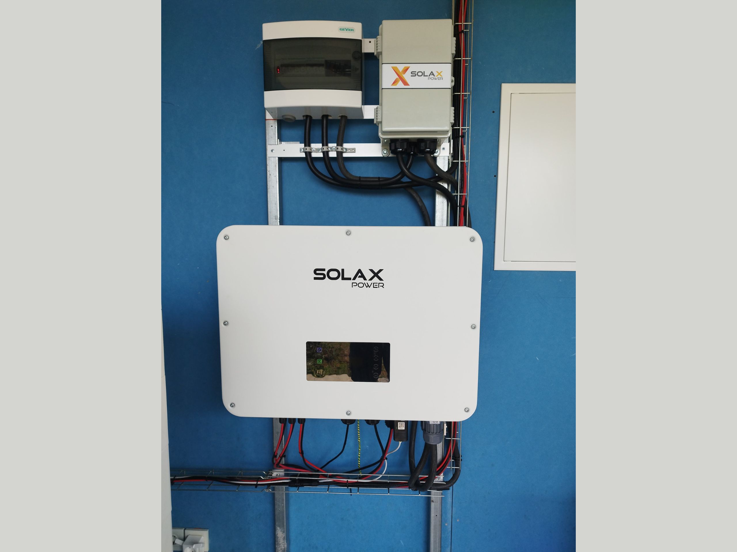 fotovoltaiko-20-52kw-me-mpataria-solax-32-4kwh-zero-feed-in-monokatoikia-loytraki_6