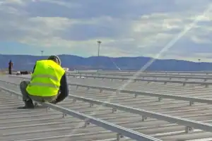 Εγκατάσταση βάσεων φωτοβολταϊκών από την Elenis Electric σε έργο οροφής