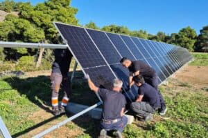 Η ομάδα της Elenis Electric σε τεχνικό έργο φωτοβολταϊκών