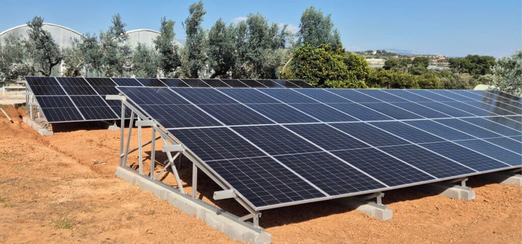 Επίγειο φωτοβολταϊκό σύστημα εγκατεστημένο από την Elenis Electric για παραγωγή καθαρής ηλεκτρικής ενέργειας και ενεργειακό συμψηφισμό.