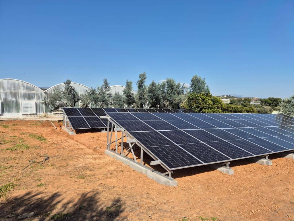 Επίγειο φωτοβολταϊκό σύστημα 29,64 kWp σε θερμοκηπιακή μονάδα υδροπονικής καλλιέργειας ντομάτας στις Κεγχρεές Κορινθίας, εγκατεστημένο από την Elenis Electric.